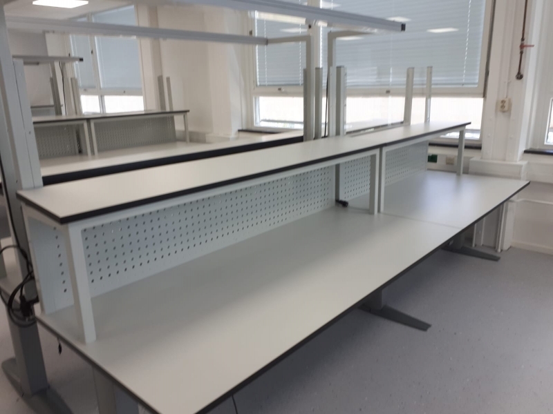 Stature Hoogte verstelbare ESD werktafels met opstand en verlichting Stature Hoogte verstelbare ESD werktafels met opstand en verlichting