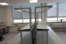 Hoogte verstelbare ESD werktafels met opstand en verlichting   Hoogte verstelbare ESD werktafels met opstand en verlichting